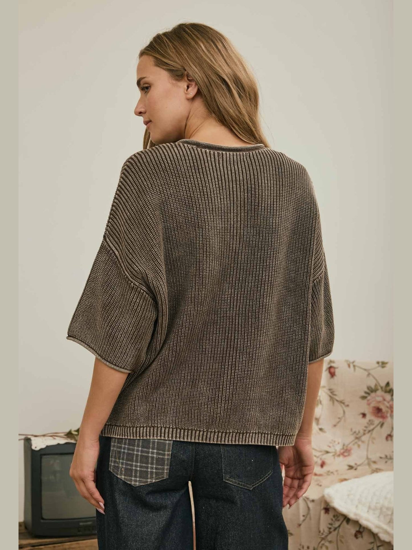 THE ALY RIBBED BUTTON DETAIL SS SWEATER - brown