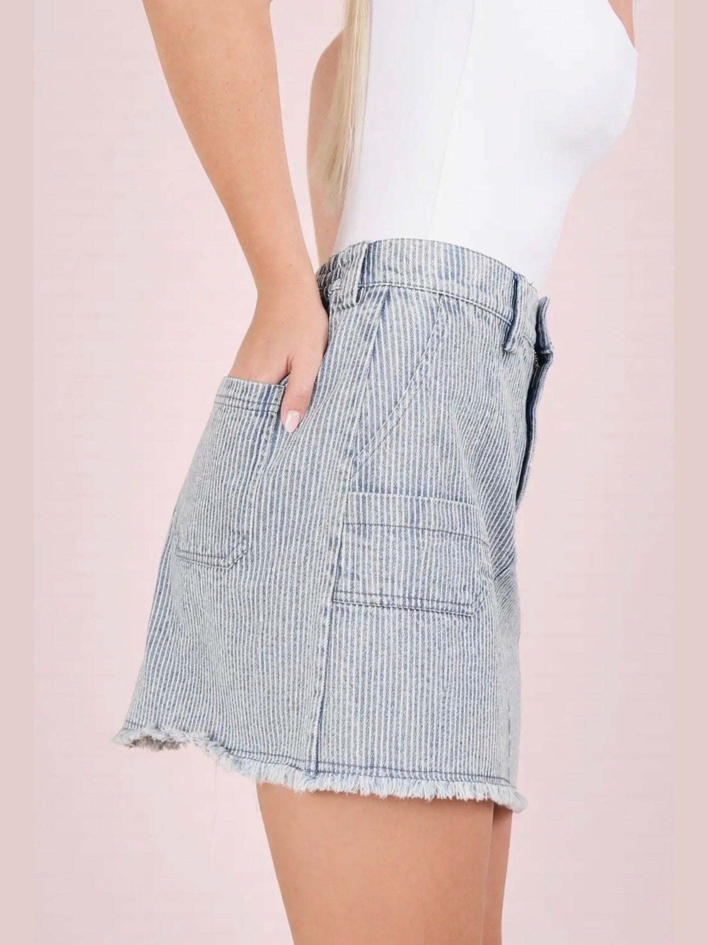 THE PARKER PINSTRIPED DENIM SKIRT - med. indigo
