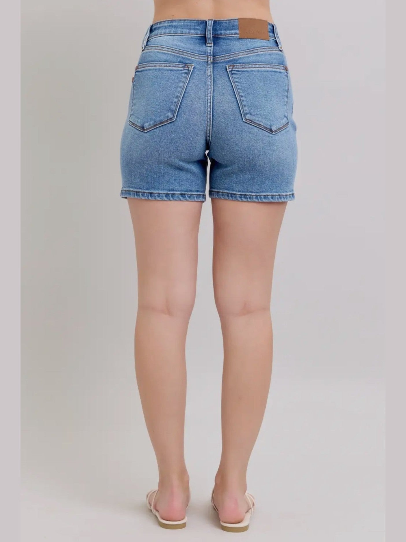 THE JUDY BLUE ADJUSTABLE BUTTON DAD JEAN SHORTS - med wash