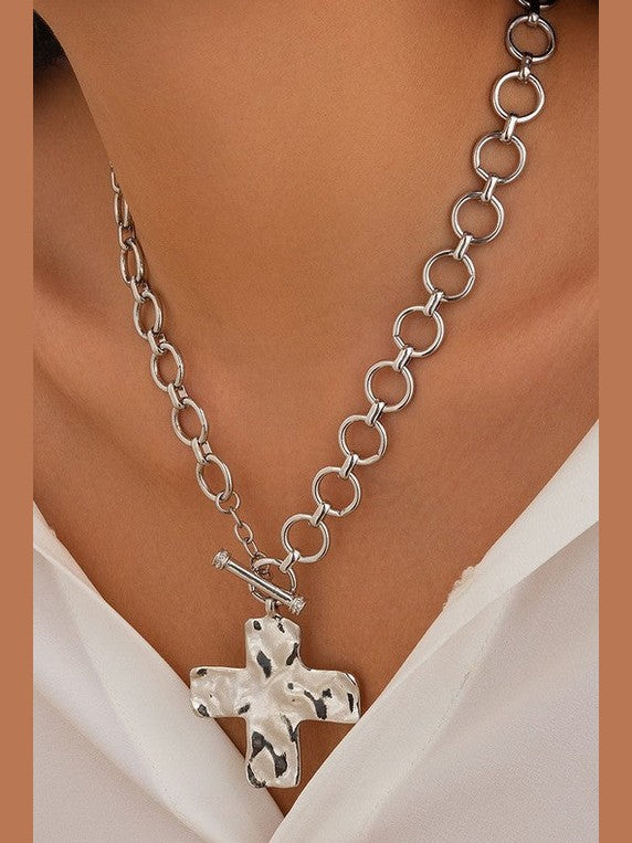 THE HAMMERED SILVER CROSS TOGGLE NECKLACE