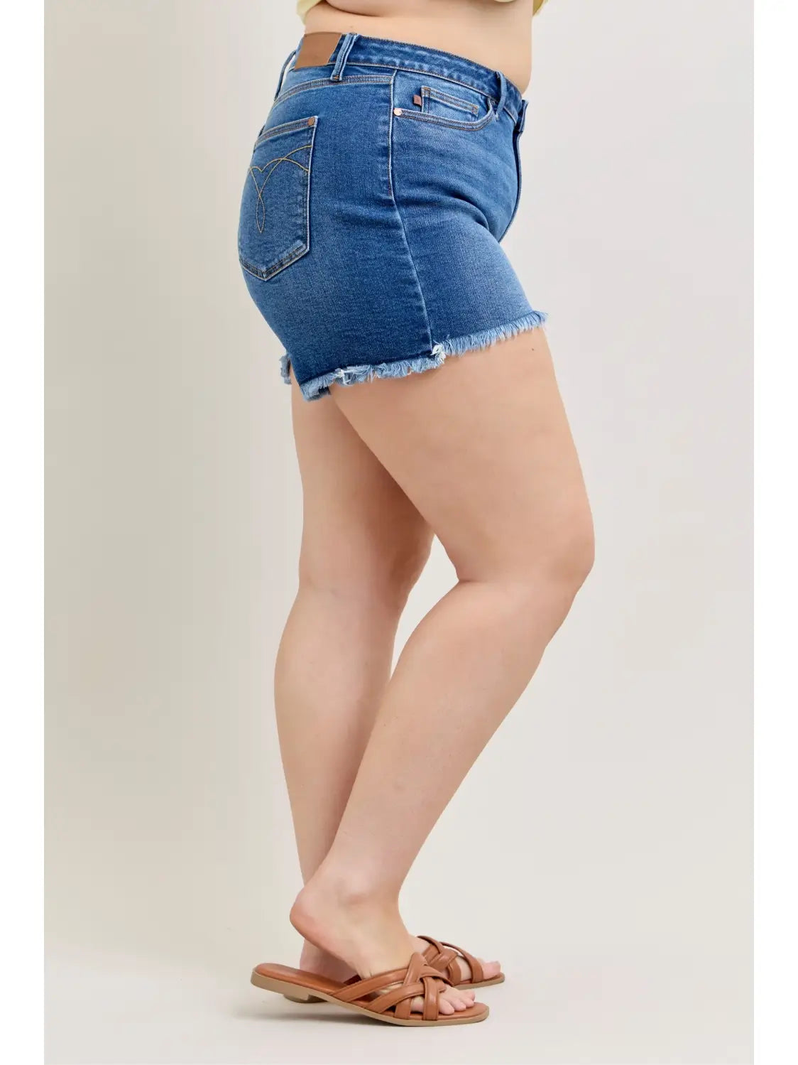 THE JUDY BLUE SLIM DAD SHORTS - med wash