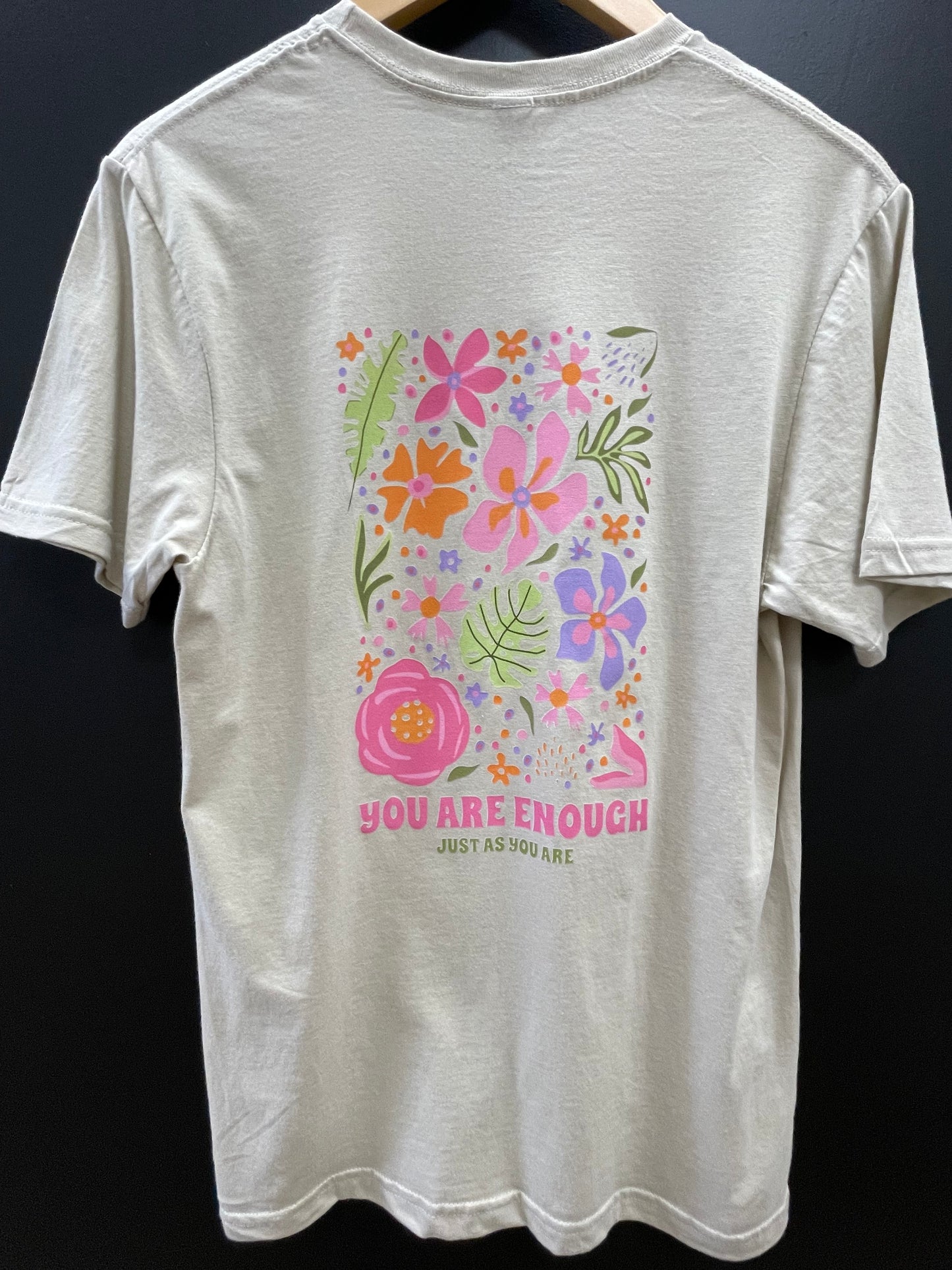 THE PETUNIA INSPIRATIONAL GRAPHIC TEE - sand