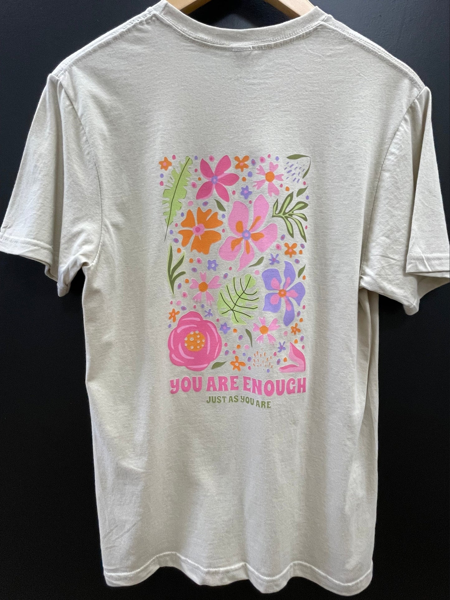 THE PETUNIA INSPIRATIONAL GRAPHIC TEE - sand