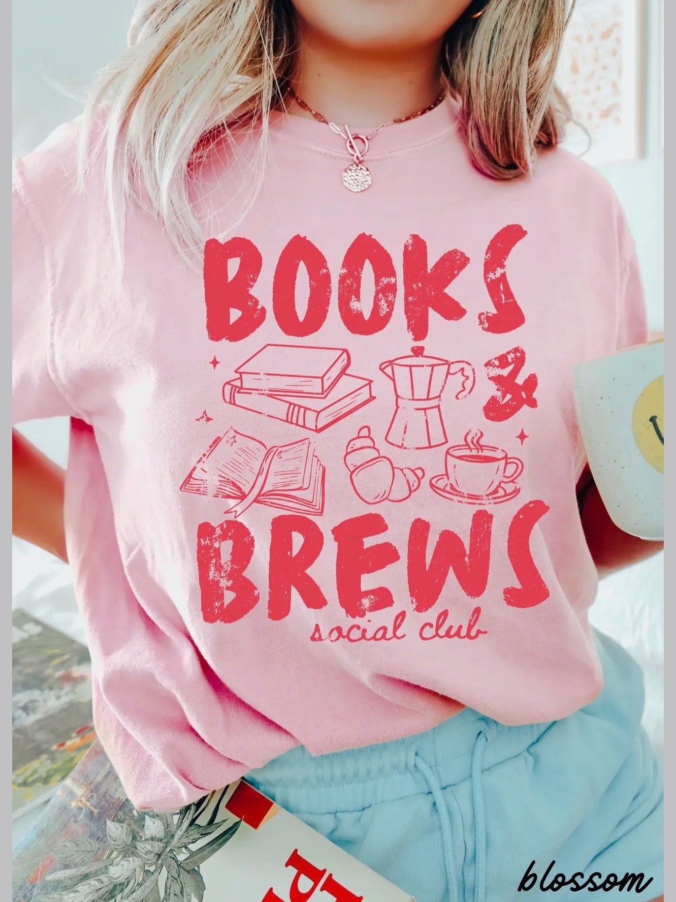 BOOKS & BREWS GRAPHIC TEE - pink