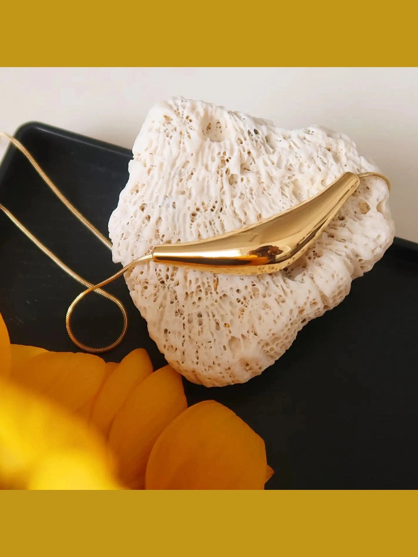 THE CENDRE 18K GOLD CURVE NECKLACE