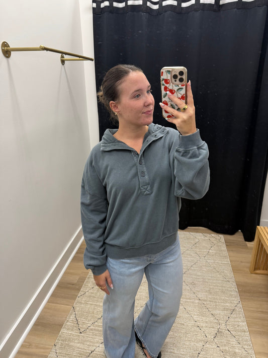 THE KAMI MINERAL WASH HENLEY SWEATSHIRT - dk gray