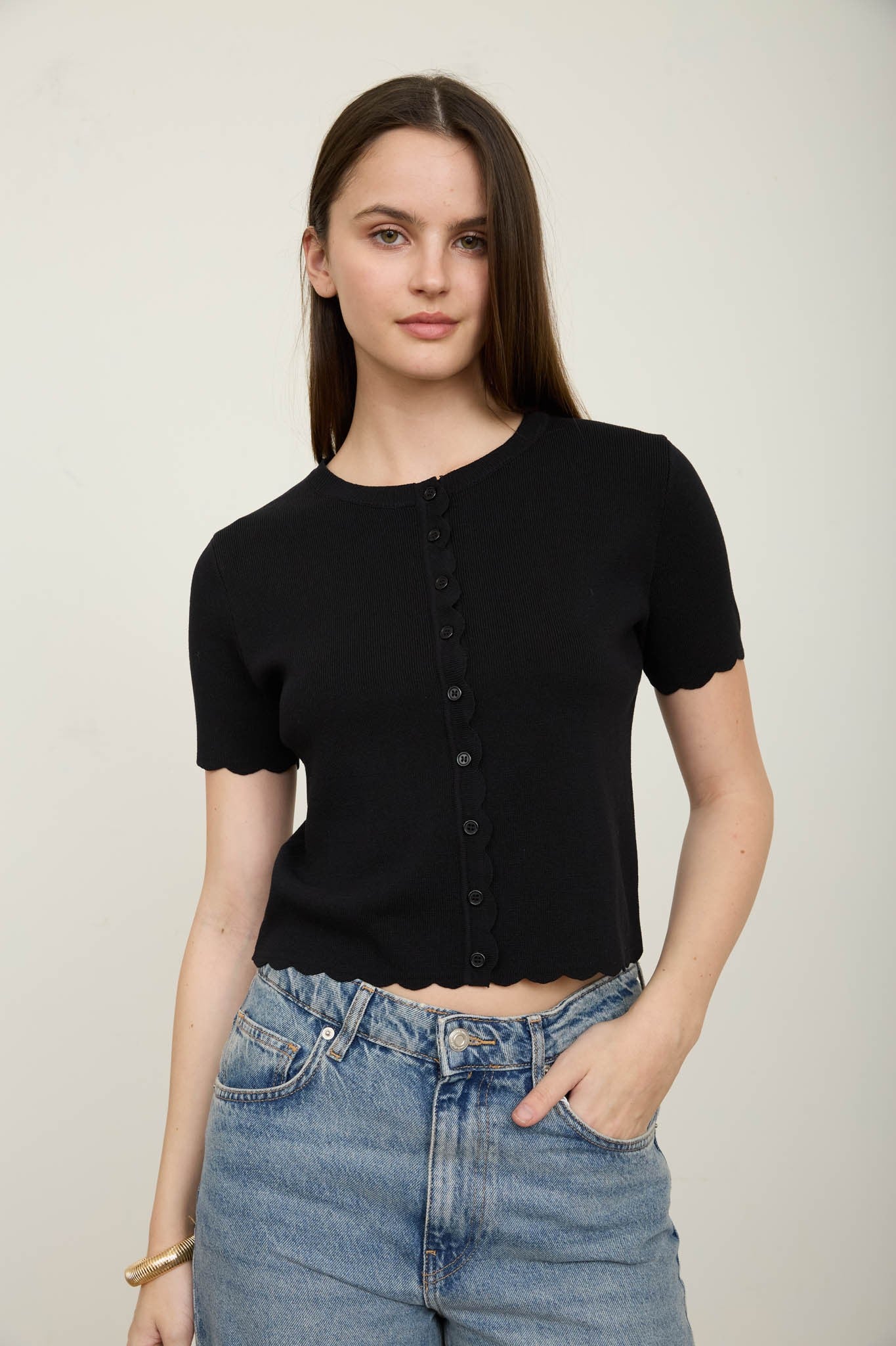 THE CHLOE SCALLOPED SS CARDIGAN - black