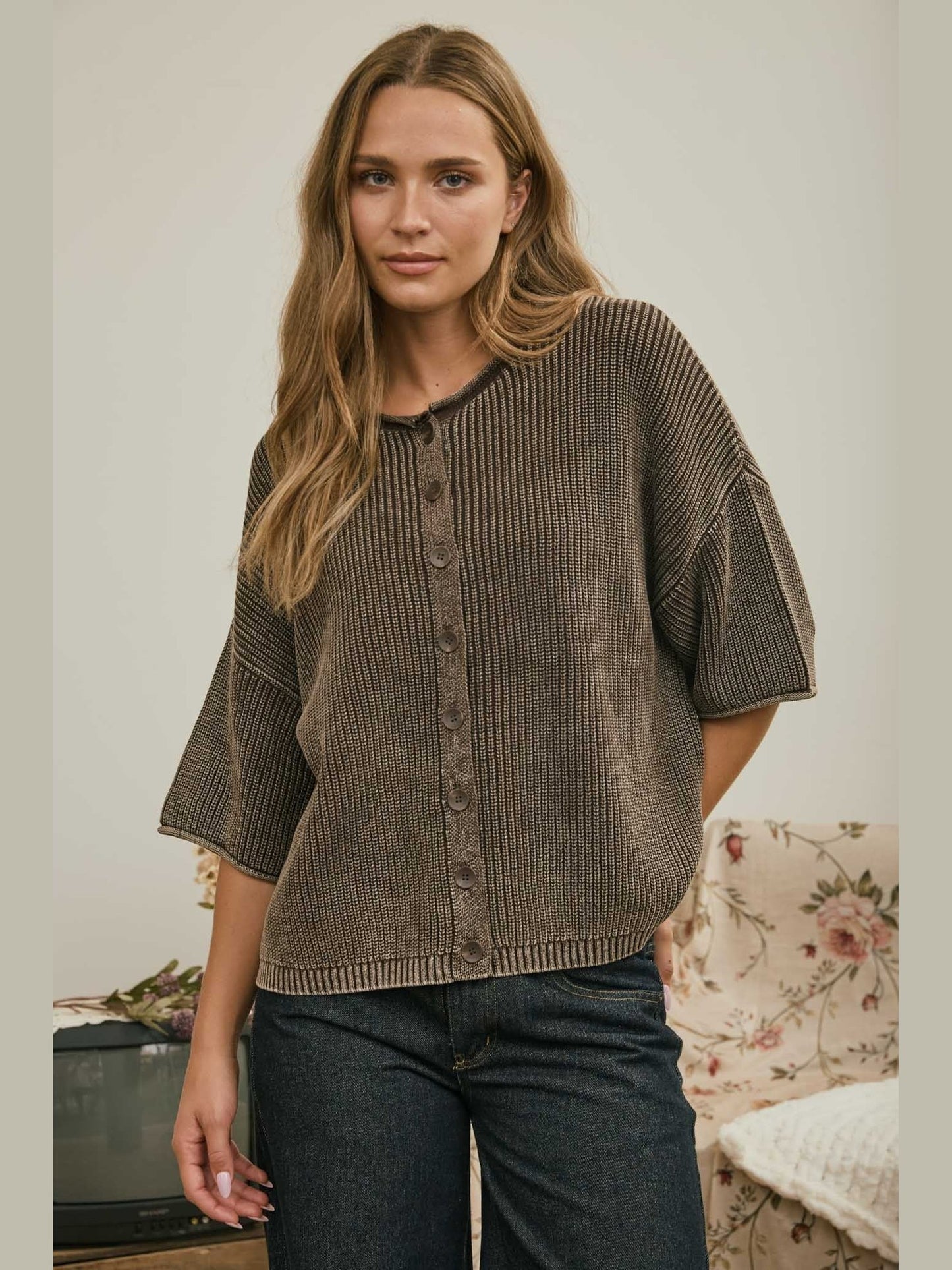 THE ALY RIBBED BUTTON DETAIL SS SWEATER - brown