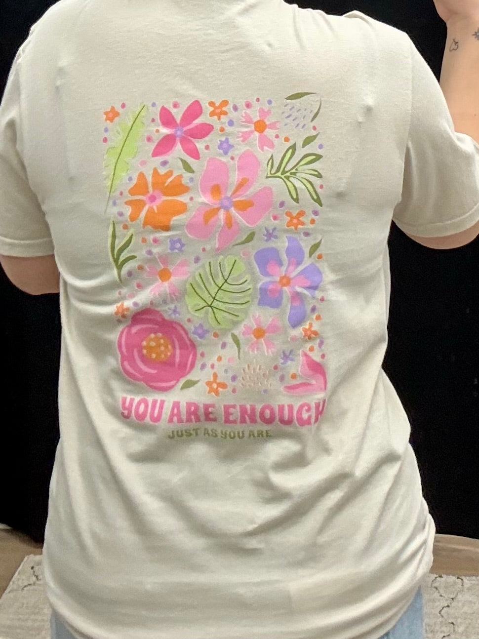 THE PETUNIA INSPIRATIONAL GRAPHIC TEE - sand