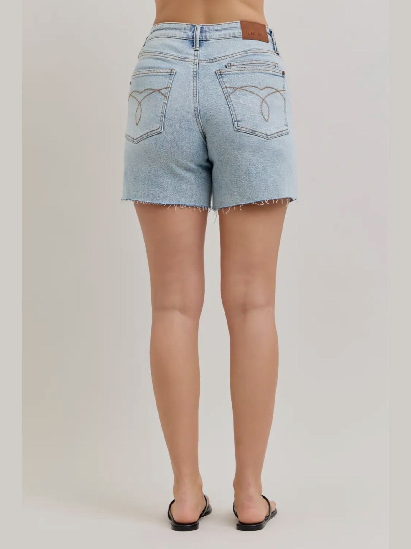 THE JUDY BLUE MAGIC DAD JEAN SHORTS - lt wash