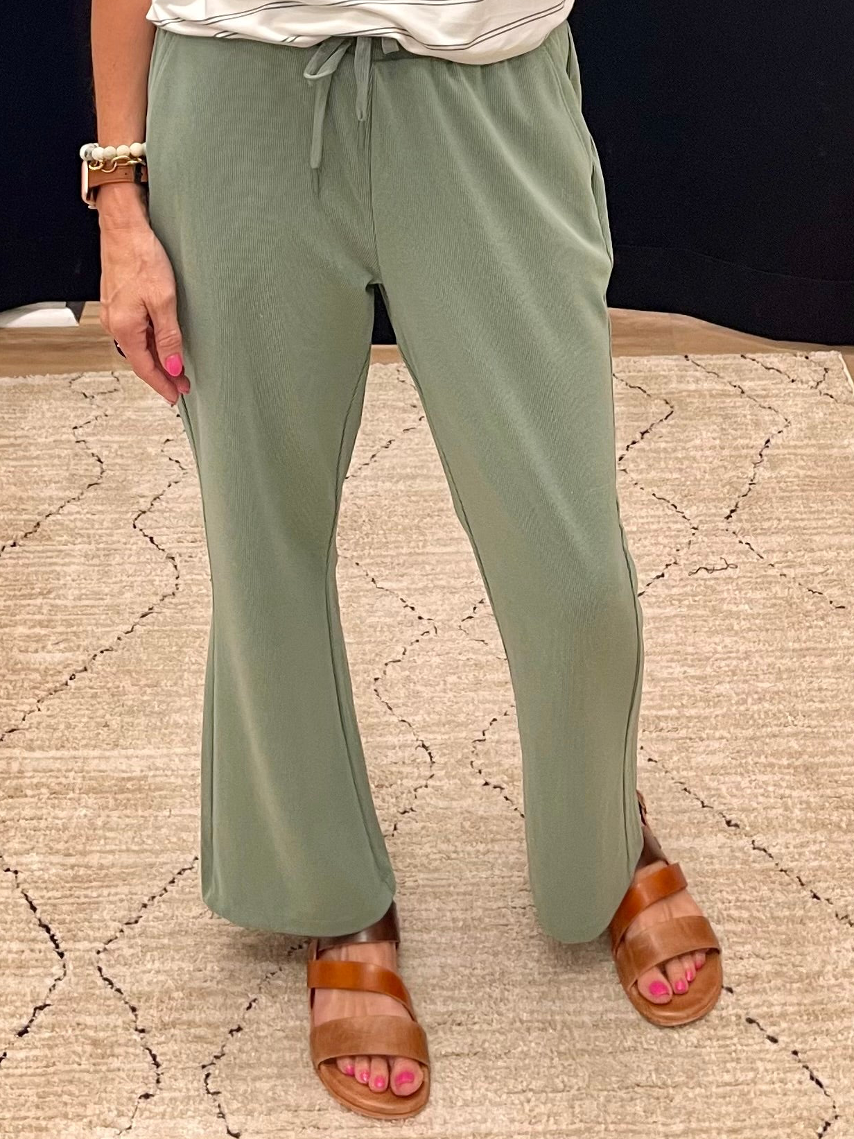 THE CLARA ATHLESIURE CROPPED PANT - desert green