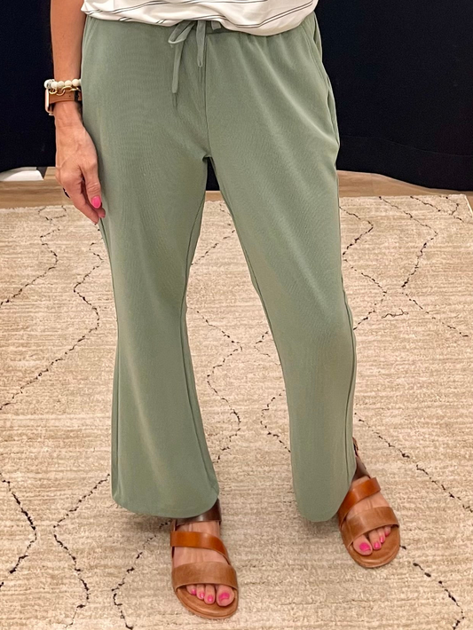 THE CLARA ATHLESIURE CROPPED PANT - desert green