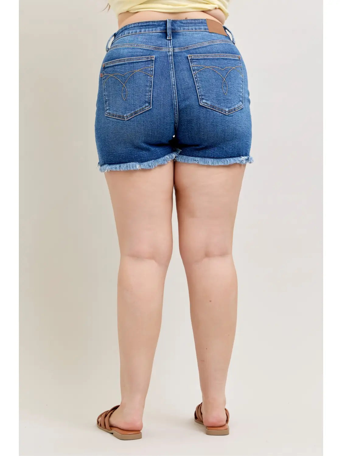 THE JUDY BLUE SLIM DAD SHORTS - med wash