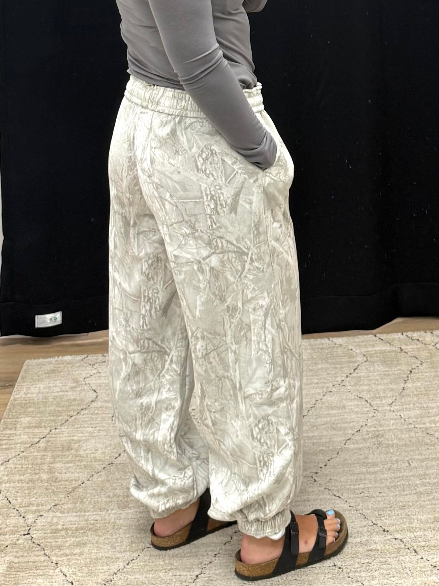 THE CIERA TREE CAMO SWEATPANTS - grey