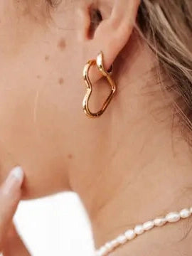 THE LOVE ON MY MIND HEART HOOP EARRINGS - gold