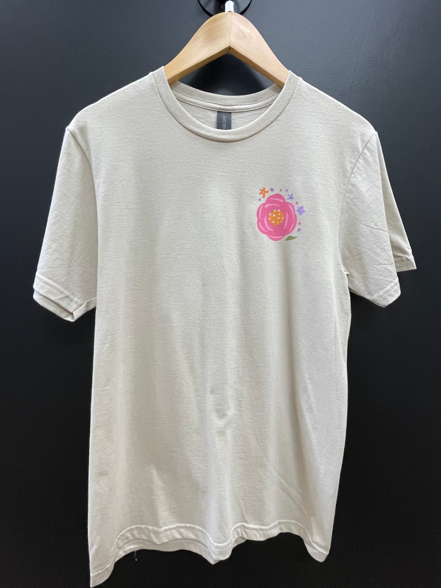 THE PETUNIA INSPIRATIONAL GRAPHIC TEE - sand