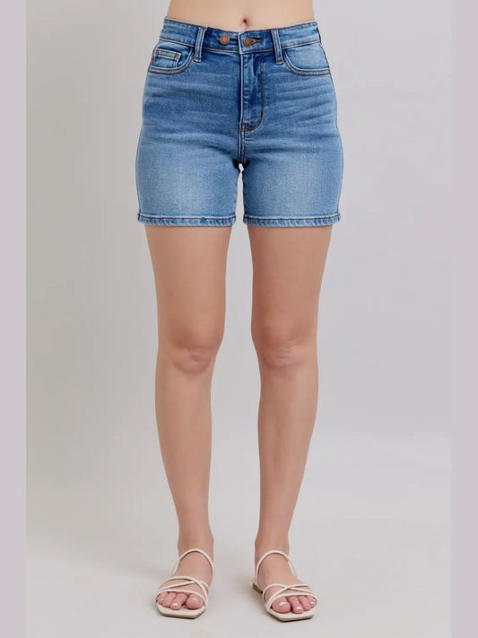 THE JUDY BLUE ADJUSTABLE BUTTON DAD JEAN SHORTS - med wash