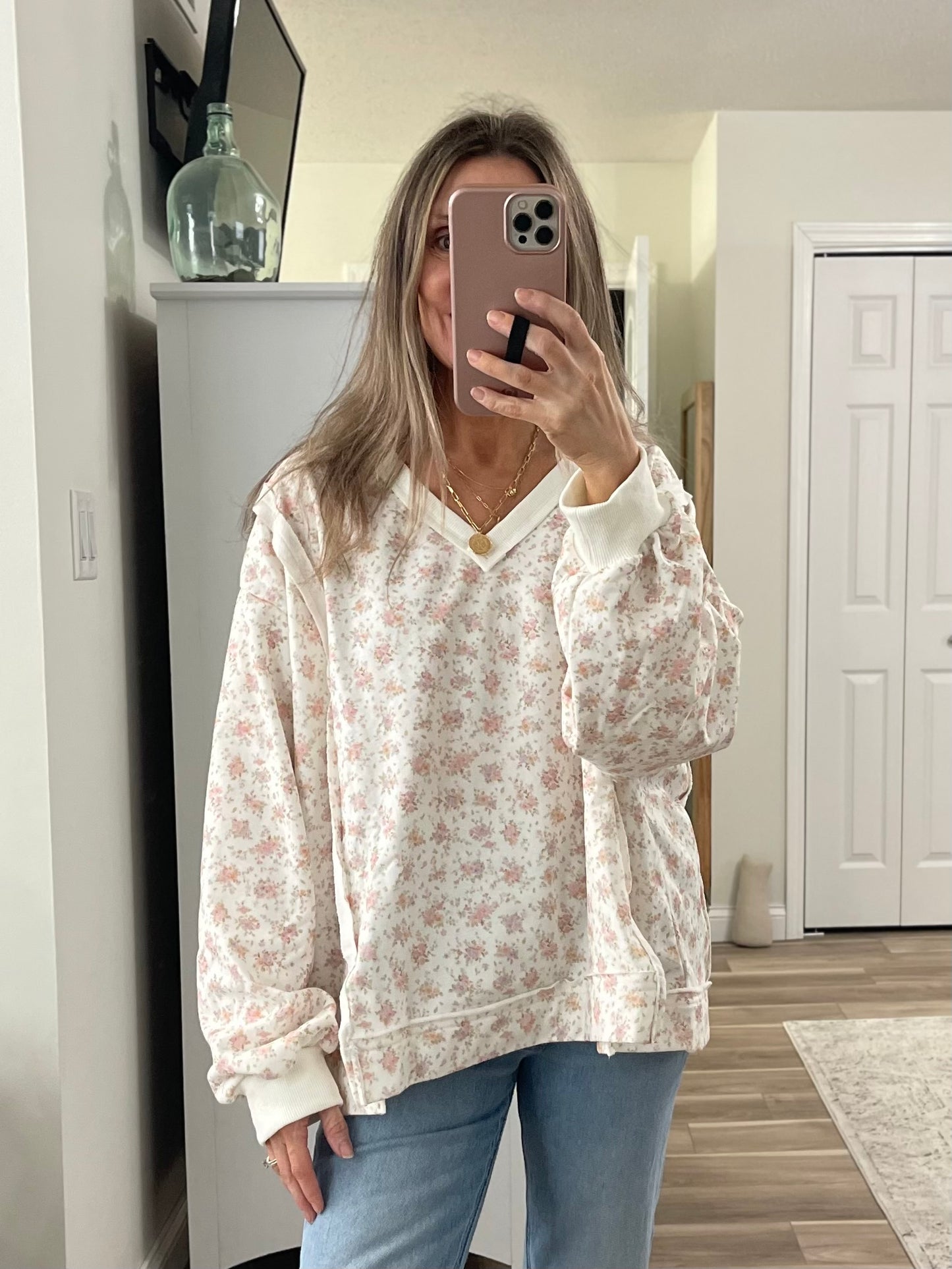 THE ELLIE OVERSIZED VNECK DITSY FLORAL SWEATSHIRT