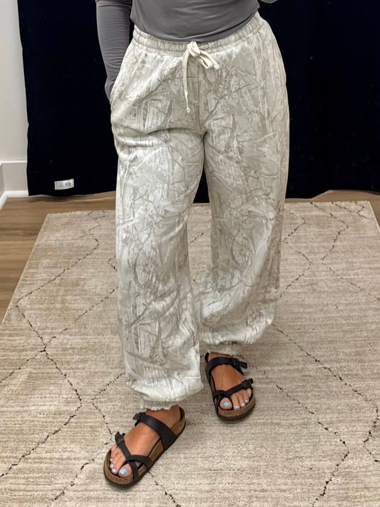 THE CIERA TREE CAMO SWEATPANTS - grey