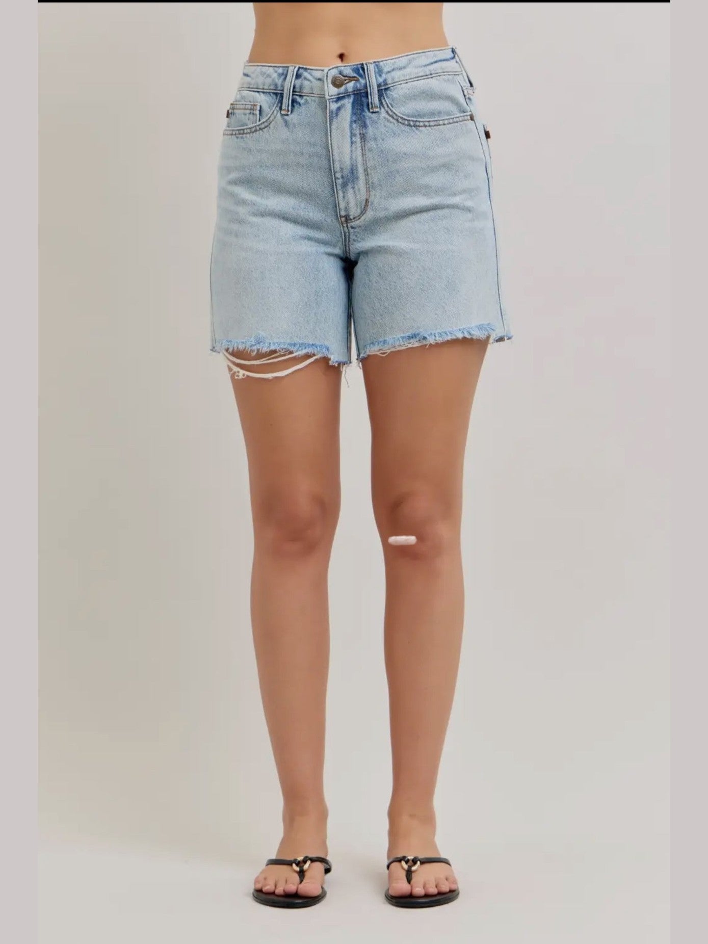 THE JUDY BLUE MAGIC DAD JEAN SHORTS - lt wash