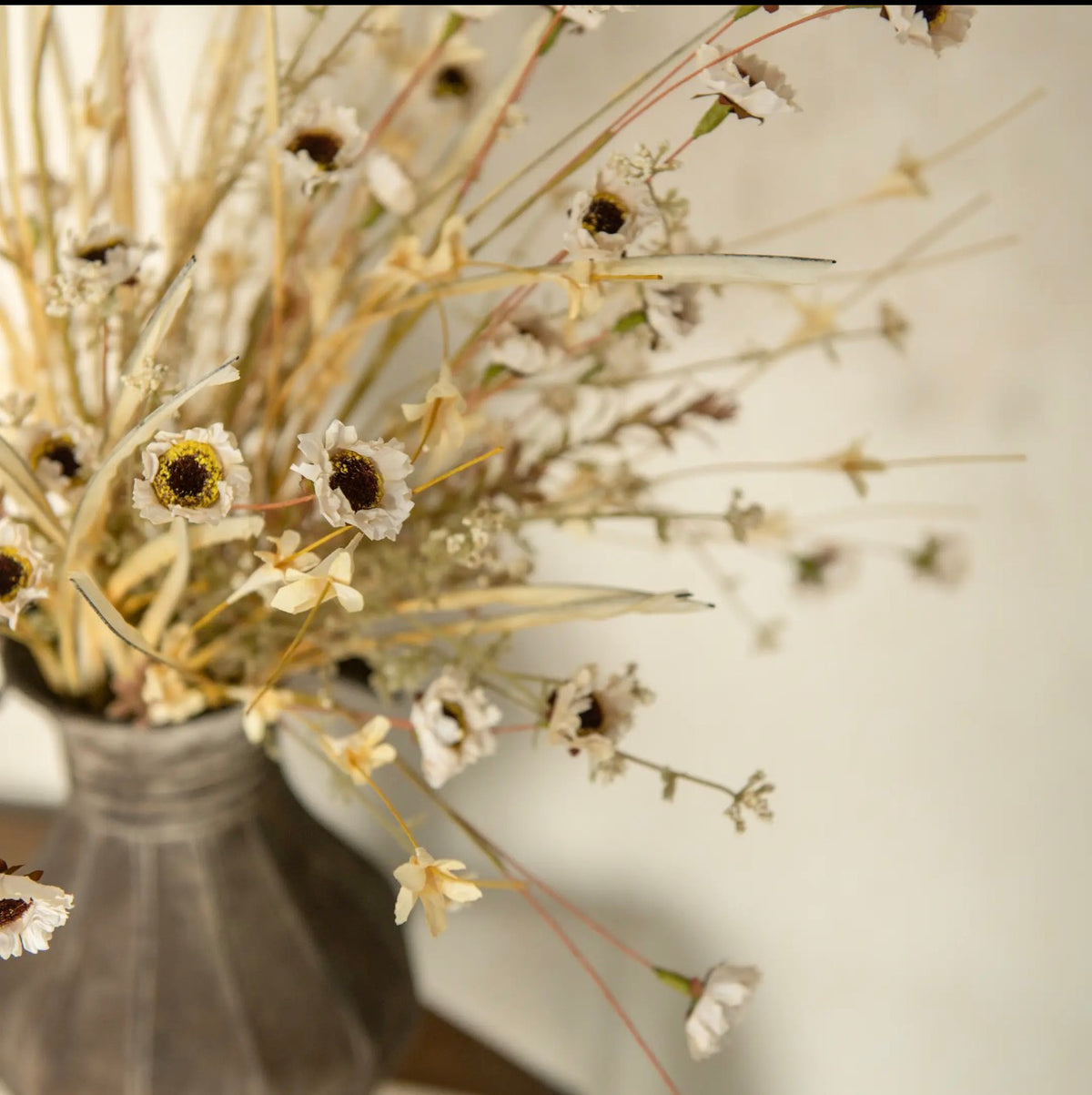 THE MINI DAISY & WILD GRASS BUSH
