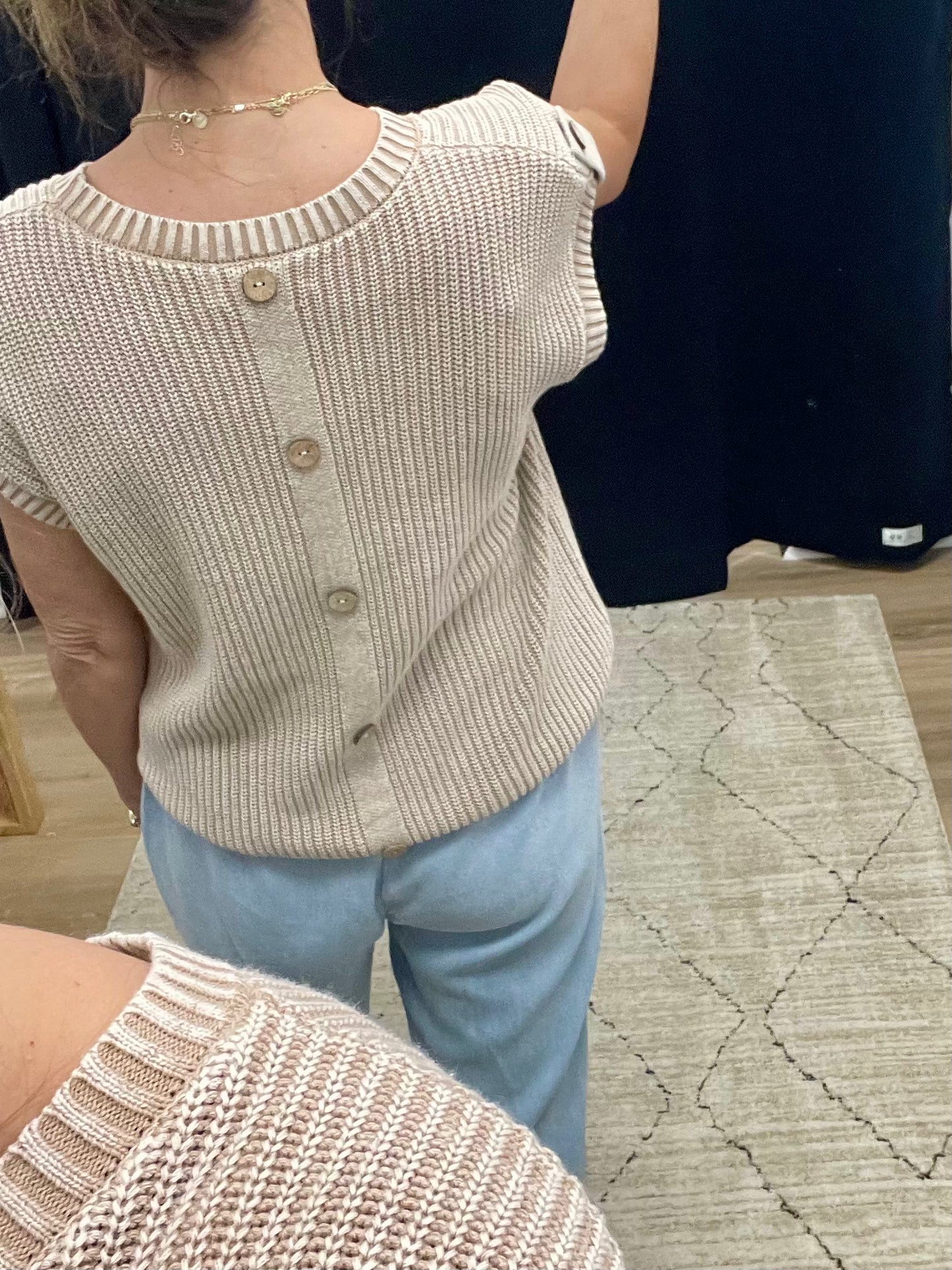 THE NADINE ACID WASH TAB SLEEVE TOP - khaki