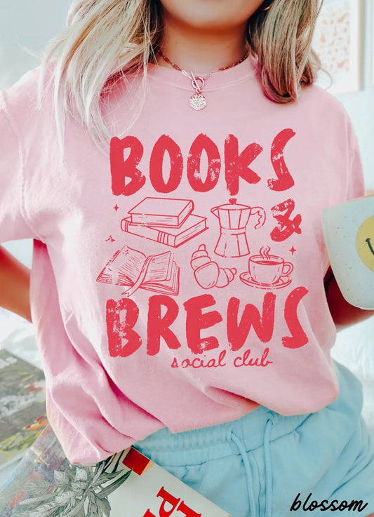 BOOKS & BREWS GRAPHIC TEE - pink