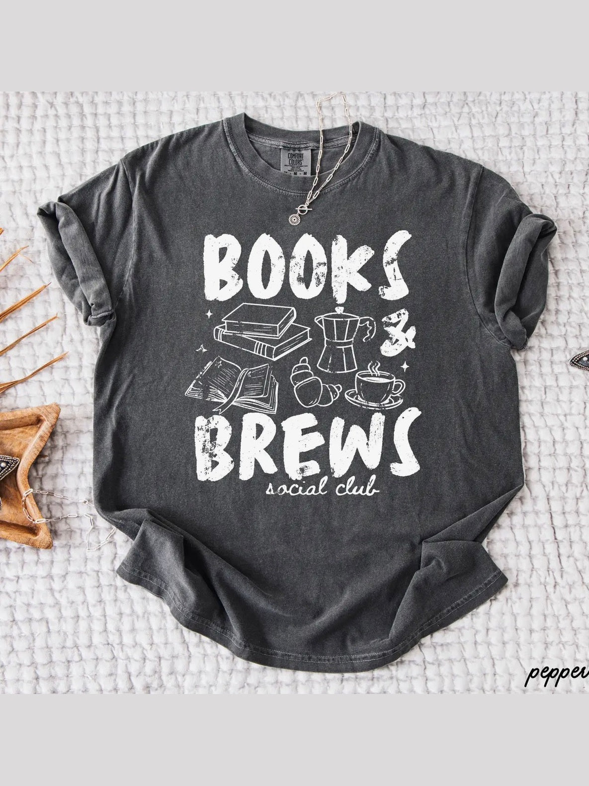 BOOKS & BREWS GRAPHIC TEE - pepper