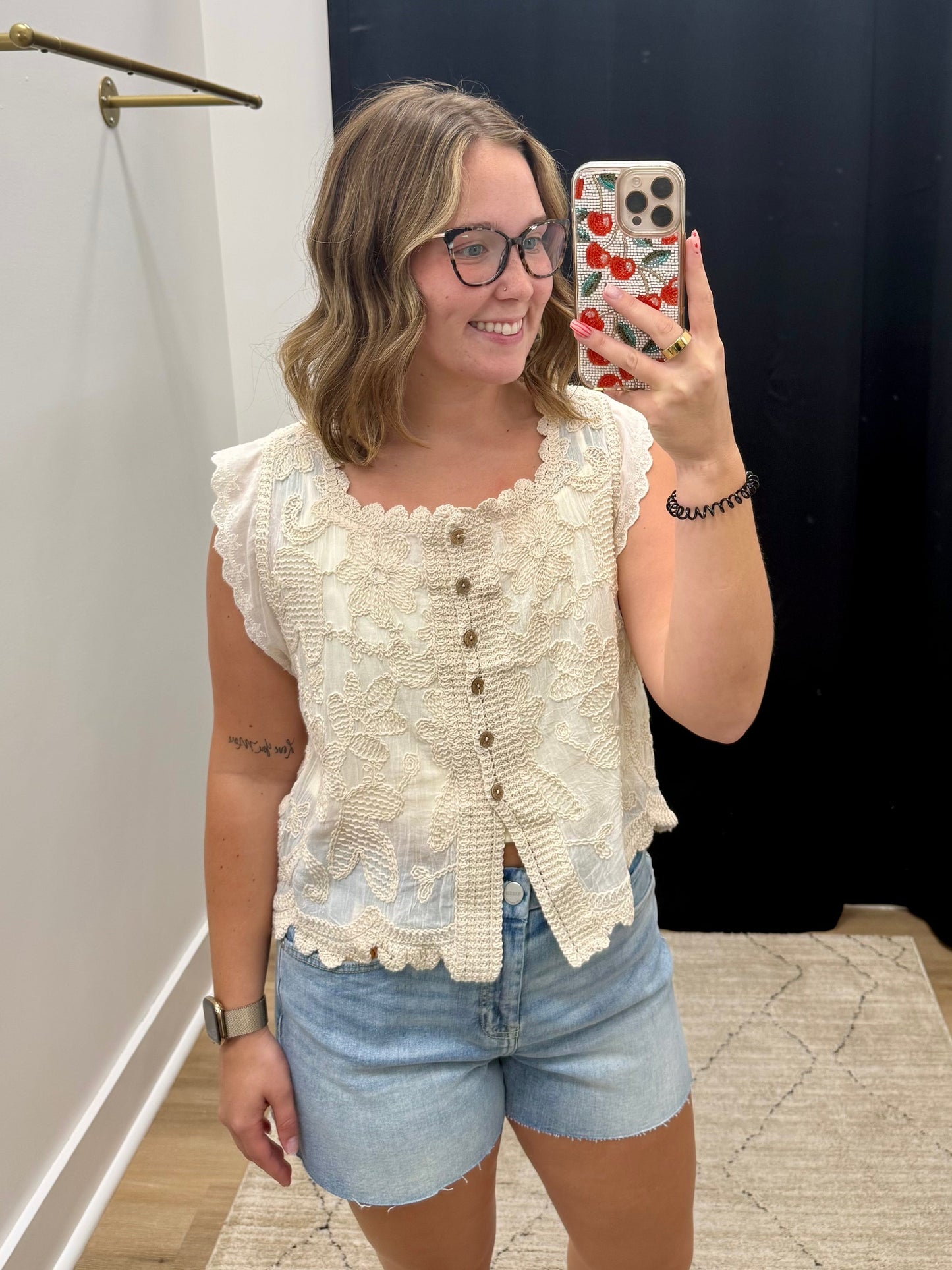 THE NOLA COTTON GAUZE FLORAL EMBROIDERED TOP - ivory