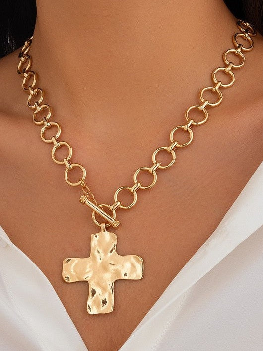 THE HAMMERED GOLD CROSS TOGGLE NECKLACE