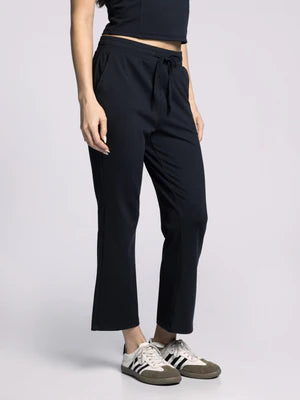 THE CLARA ATHLESIURE CROPPED PANT - black