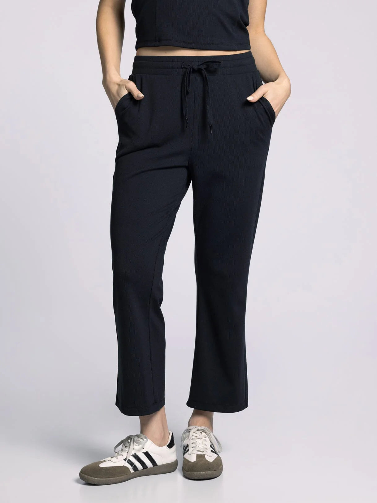 THE CLARA ATHLESIURE CROPPED PANT - black