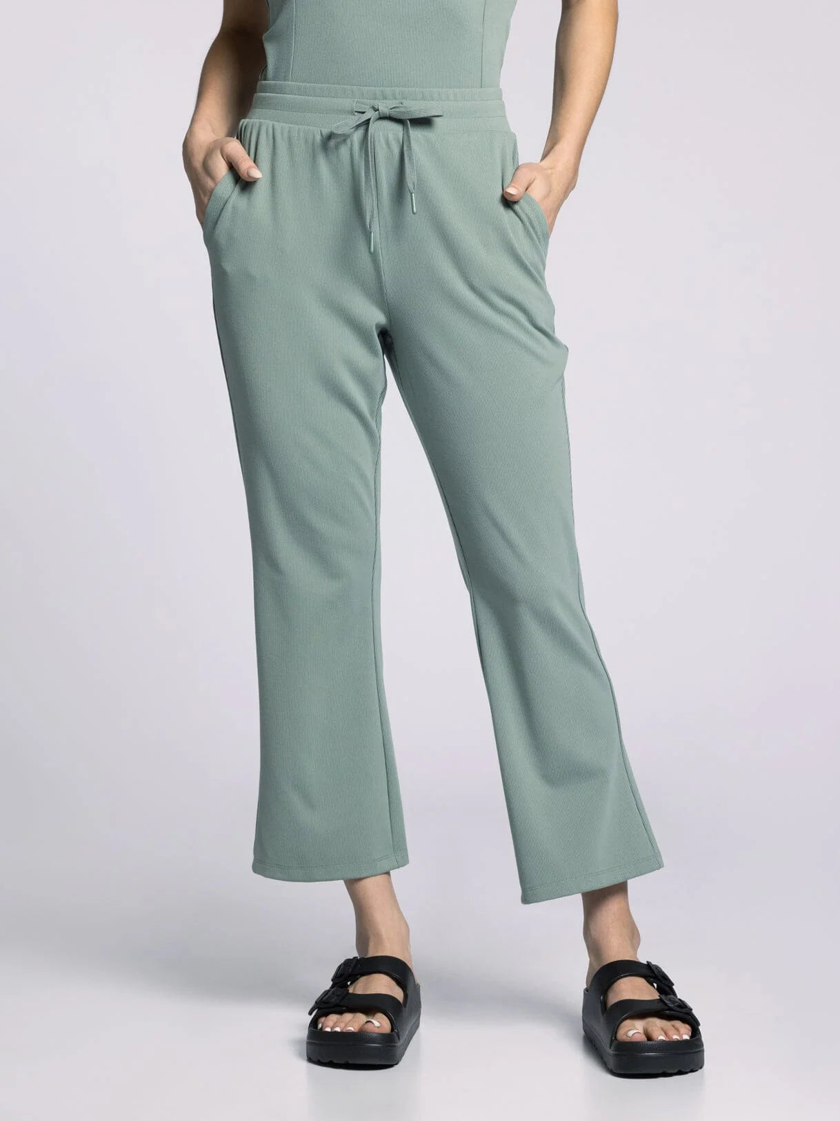 THE CLARA ATHLESIURE CROPPED PANT - desert green