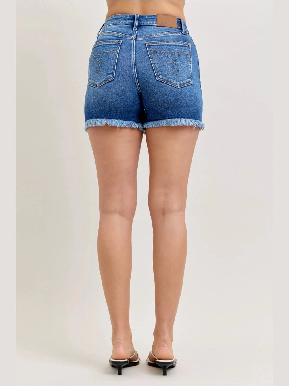 THE JUDY BLUE SLIM DAD SHORTS - med wash