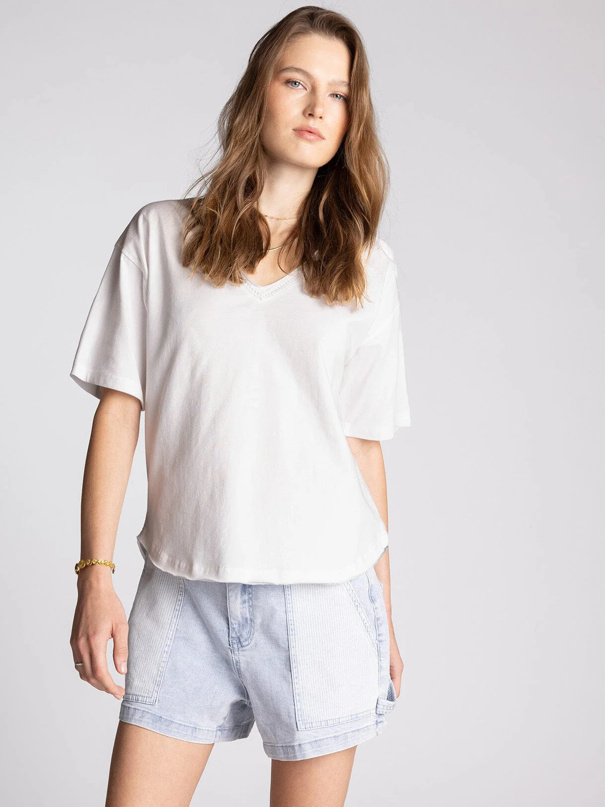 THE ISMERIA V NECK TEES  - white